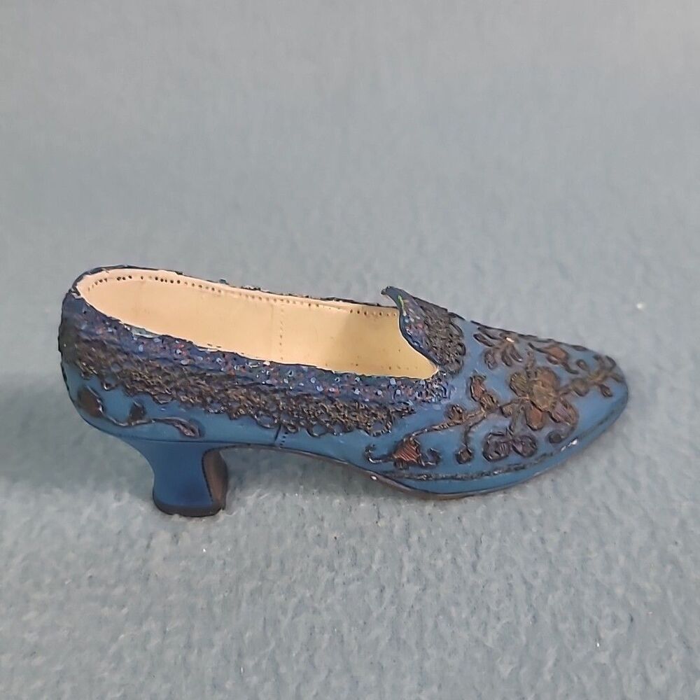 JUST THE RIGHT SHOE - BY RAINE WILLITTS - THE EMPRESS - #25012